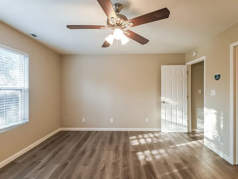 7548 Sycamore Grove Ct — Photo 13