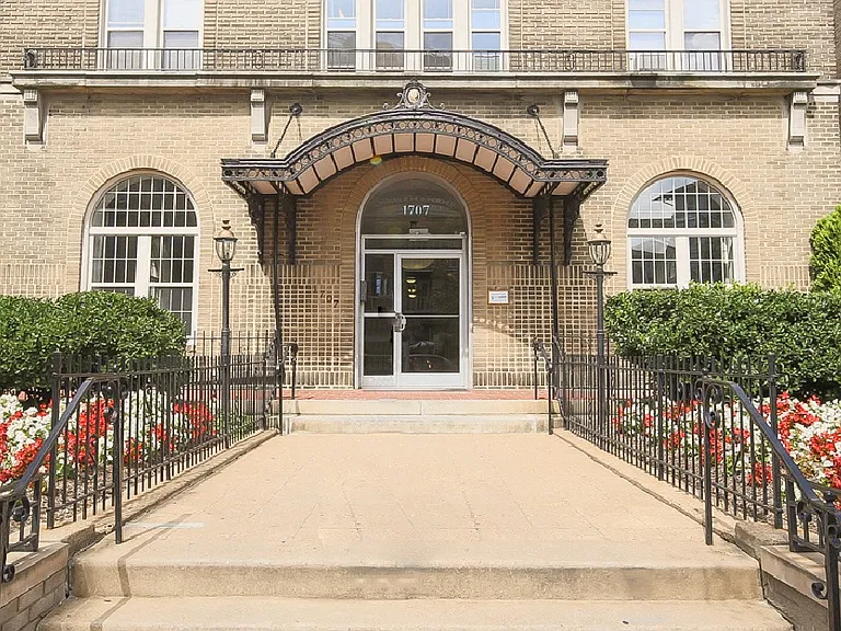 Chatham Courts — Photo 29