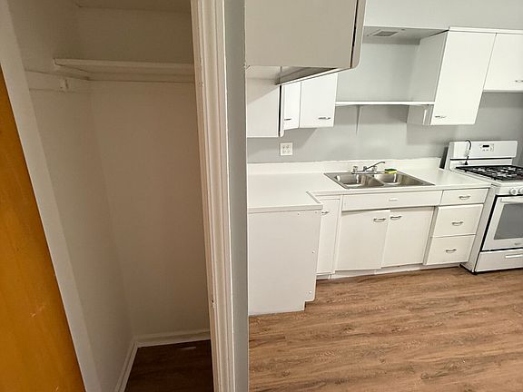 4th image of 2750 N Shore Ave #2W
