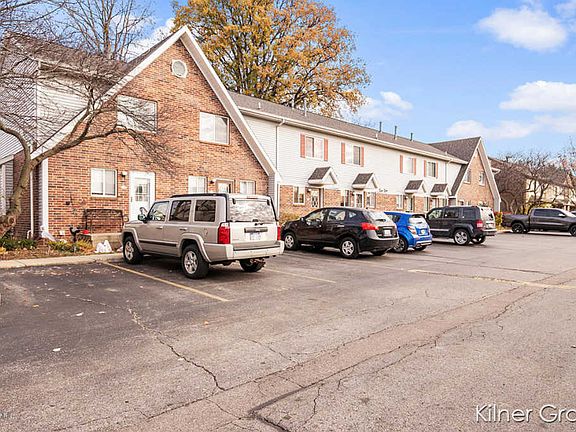 4th image of 82 Carriage Ln SW #10