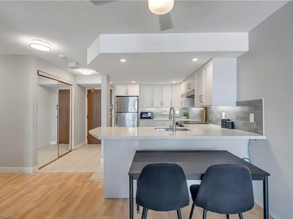 25 Agnes St #903, Mississauga, ON L5B 3X7