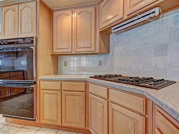 4th image of 9908 Robin Oaks Dr