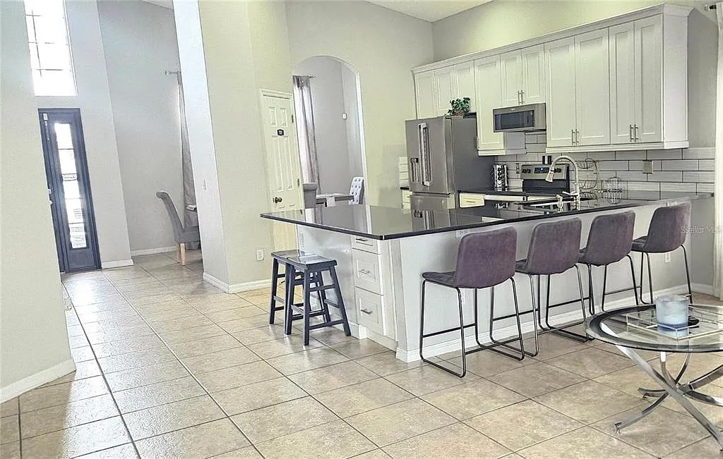 5 bed, 4.0 bath, 2376 sqft, $3,000 — Photo 3