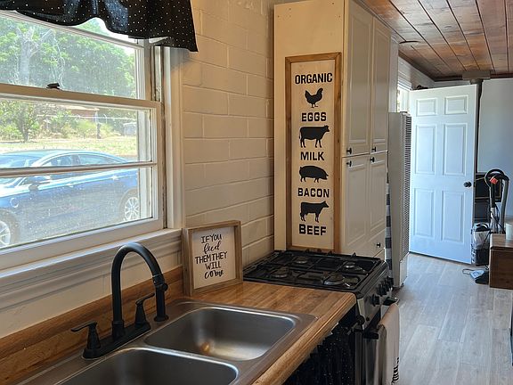 Oven/stove, Dishwasher.
