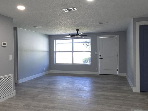 3rd image of 5246 Moncrief Rd W