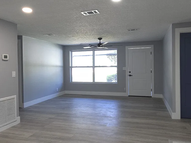 5246 Moncrief Rd W — Photo 3