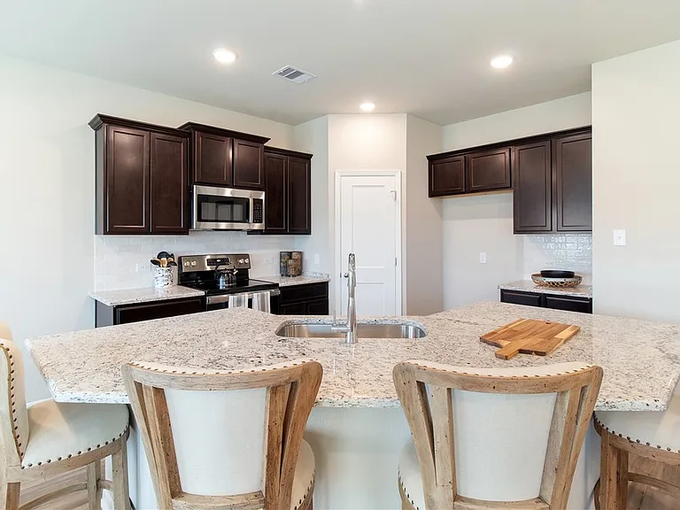 5322 Lyle Pl — Photo 9