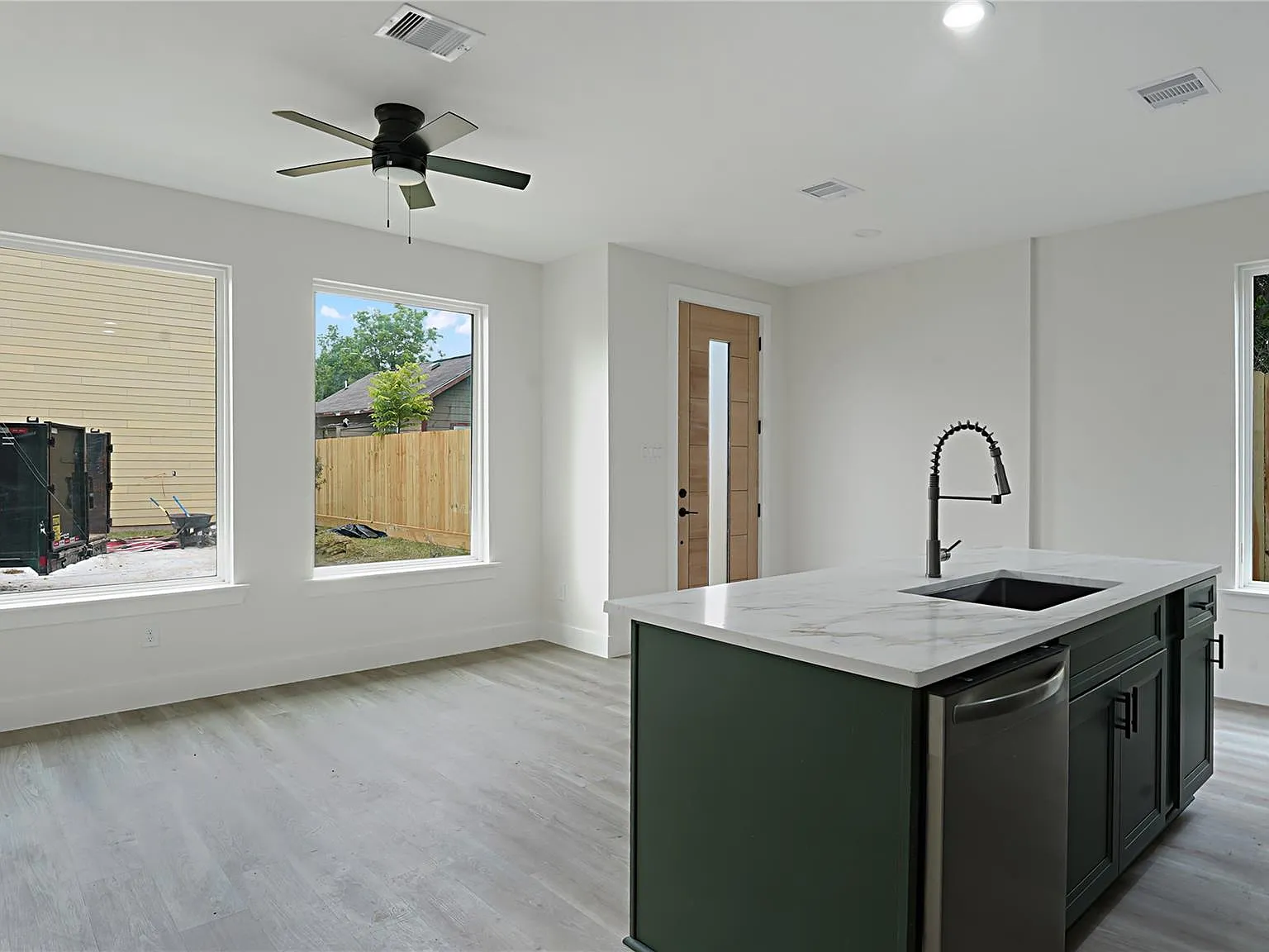 3 bed, 3.0 bath, 1400 sqft, $2,200 — Photo 3