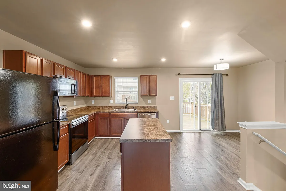 Building Photo - 113 Reign Way