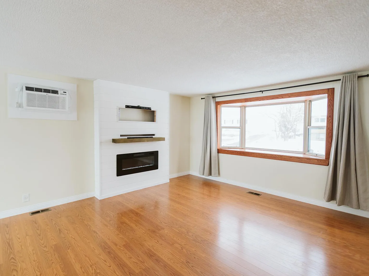 1233 Pineview St — Photo 2