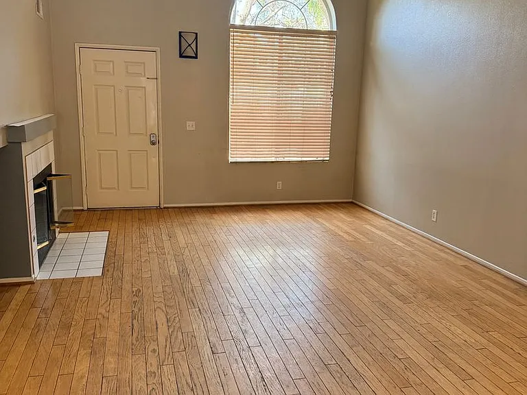 1212 Jamaica Ln — Photo 2