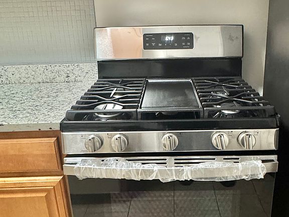 4th image of 827 Washington Blvd