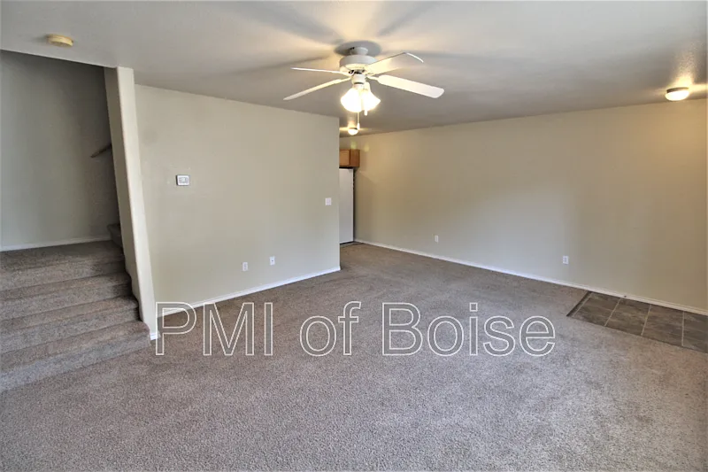 3 bed, 1.5 bath, 1215 sqft, $1,295 — Photo 3