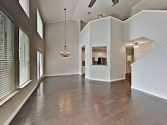 4th image of 9865 Castlewood Dr
