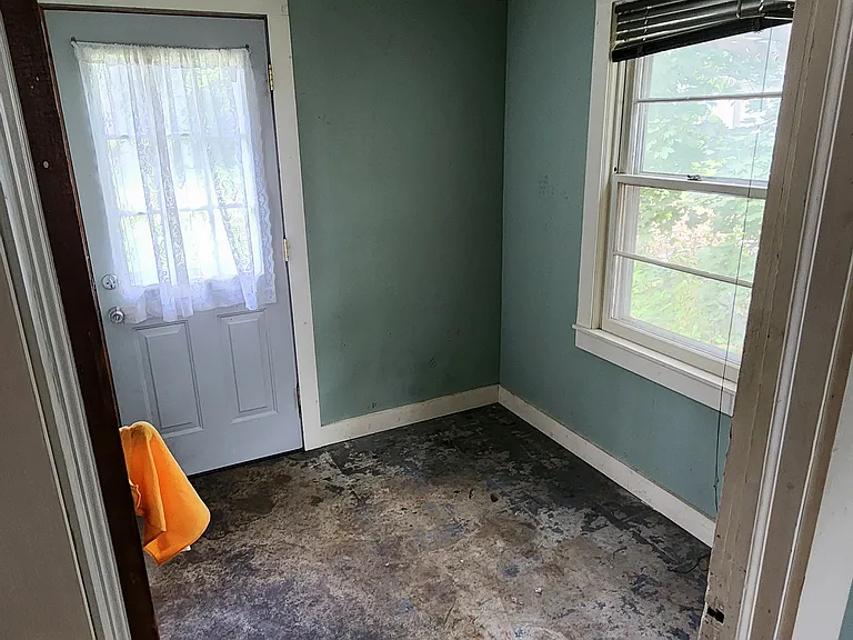 115 Sterling St — Photo 9