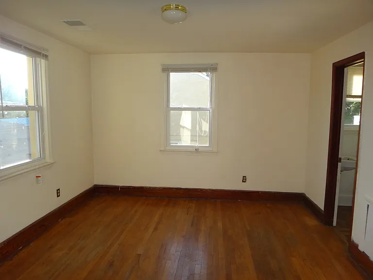 118 E Lee St — Photo 2