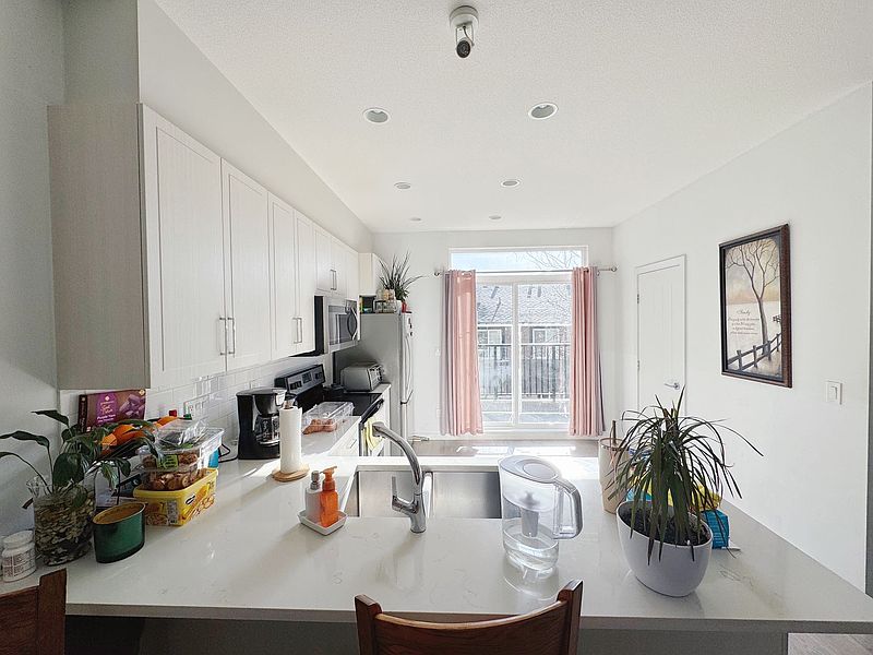 Surrey Townhouse for rent - 2 Bedrooms — photo 2