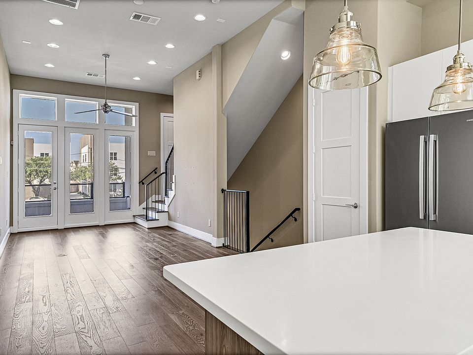 1st image of 7 N Saint Charles St #1