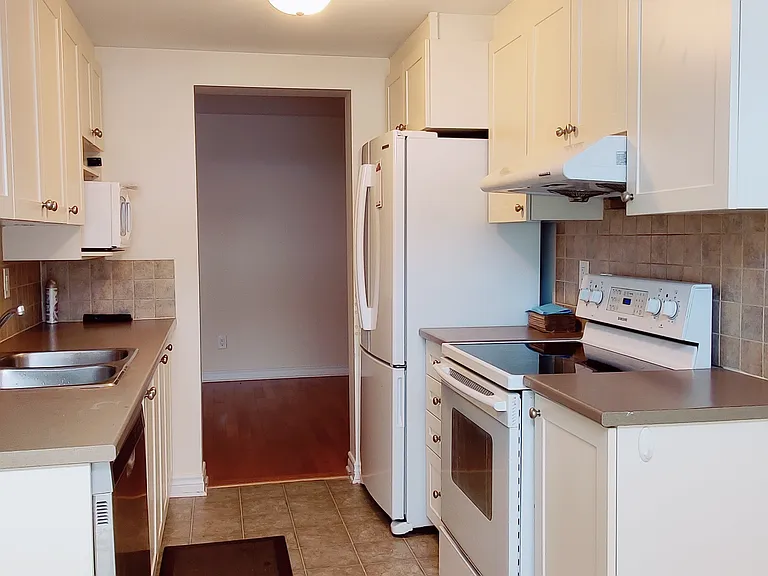 104 Brady Ave — Photo 2