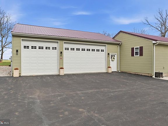 3rd image of 1025 White Oak Rd