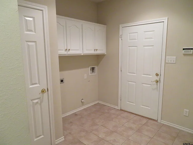 2908 Plymouth Cir — Photo 10