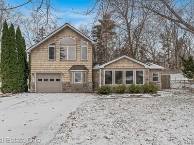 8955 Maplewood Ave, Clarkston, MI, 48348