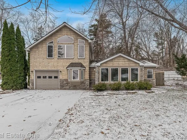 8955 Maplewood Ave, Clarkston, MI 48348