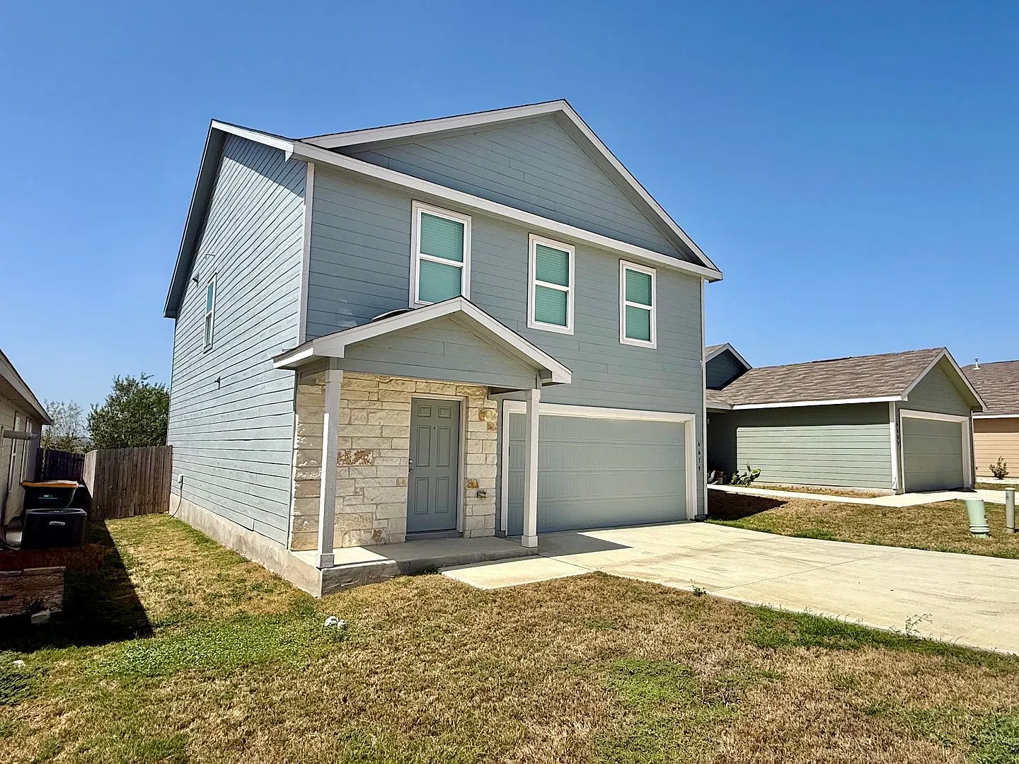 Stunning 4- bedroom, 2.5 bathroom home in Converse! — Photo 2