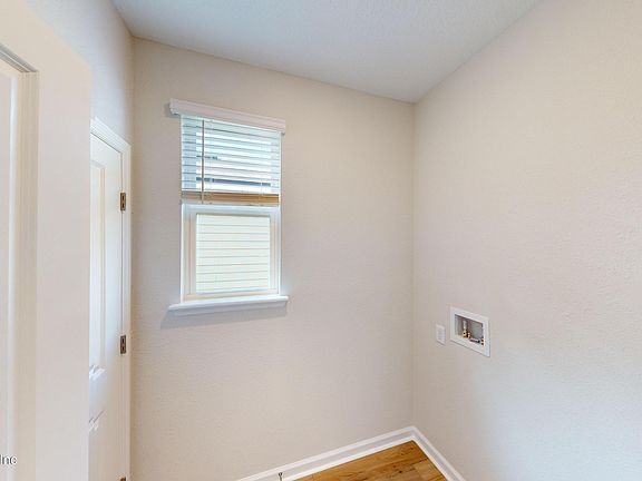 3rd image of 115 LOCHLOOSA Court