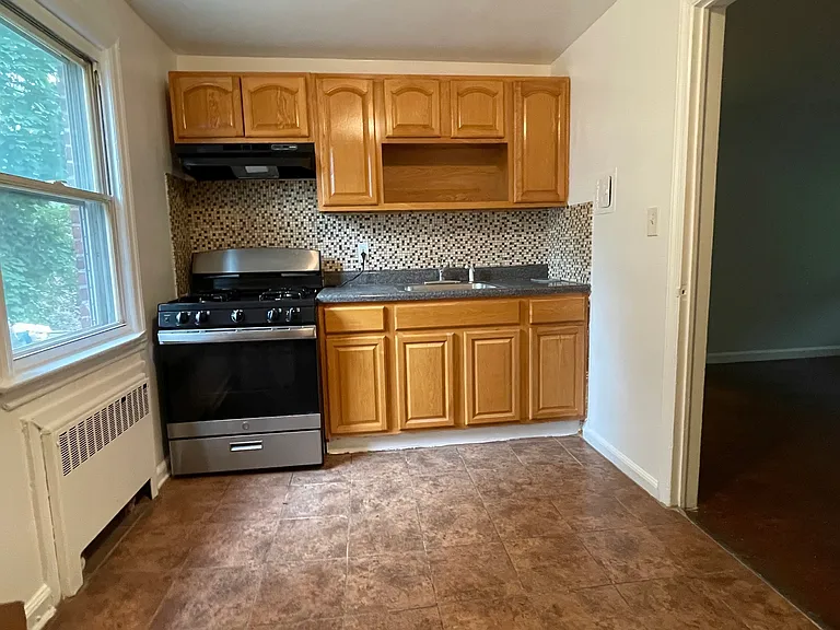 581 Thomas St — Photo 15