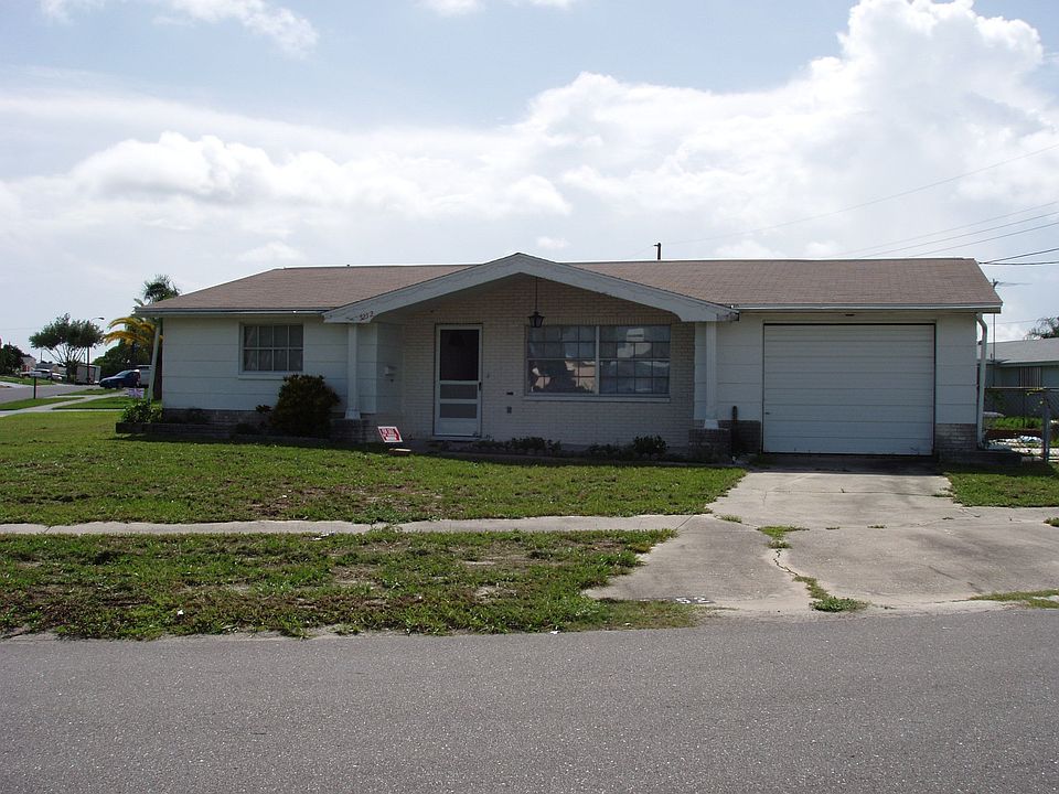2/bed 2/bth corner lot