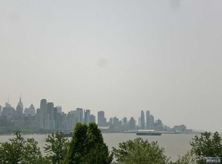 6204 City Pl, Edgewater, NJ 07020