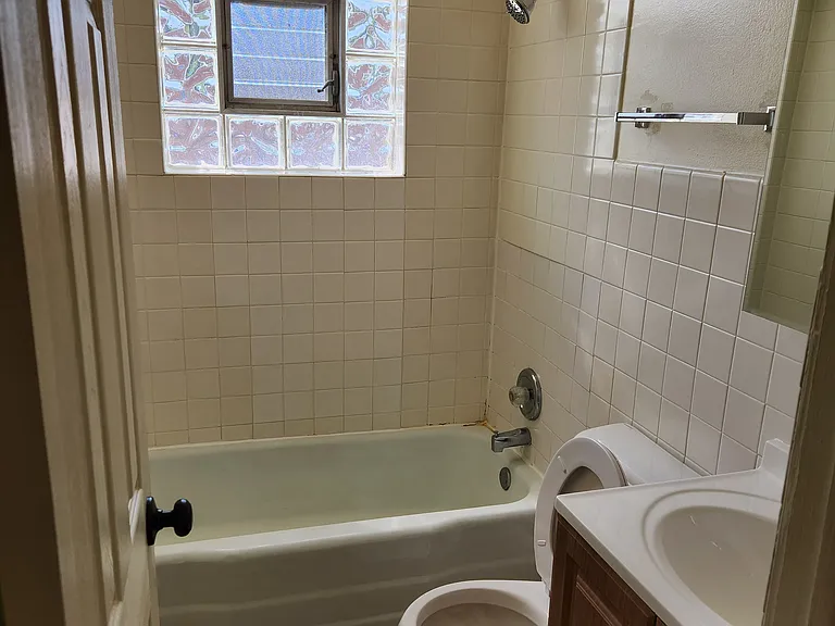 644 E North Broadway St — Photo 14