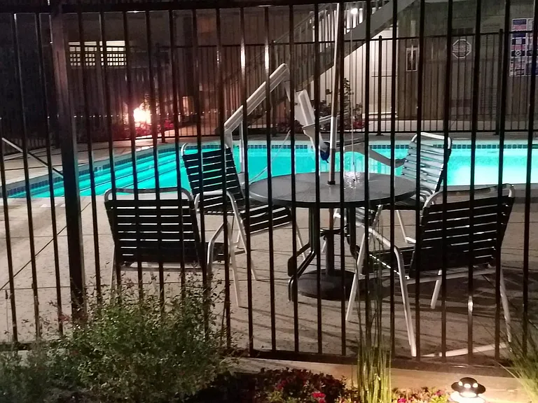 Del Monico Apartments — Photo 23