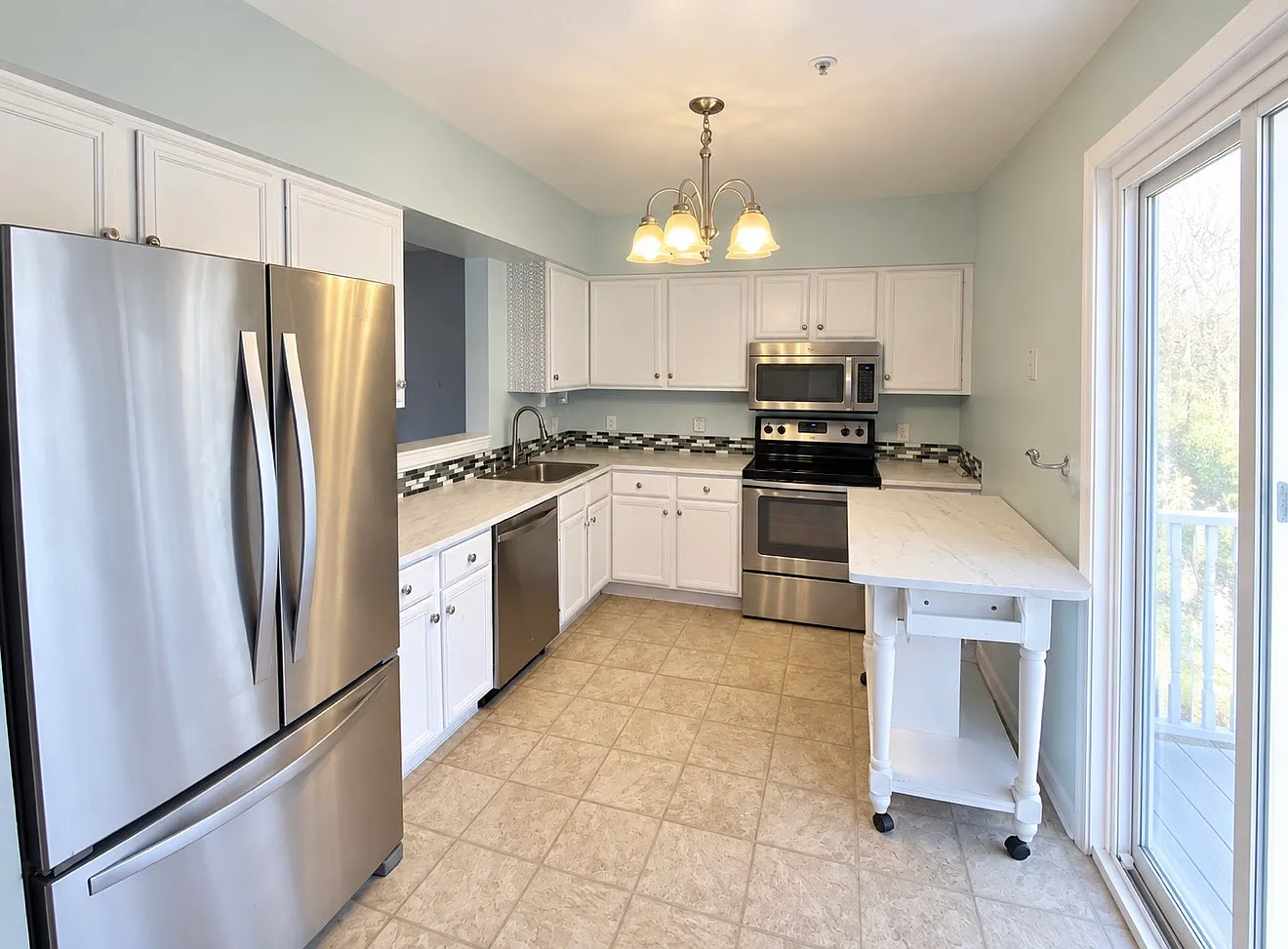 3 bed, 1962 sqft, $2,615 — Photo 2
