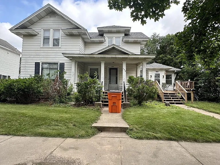 526 W Grand Ave — Photo 1