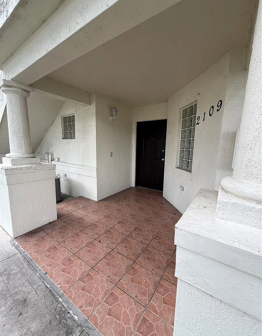 Ibis Villas At Doral Cond — Photo 2
