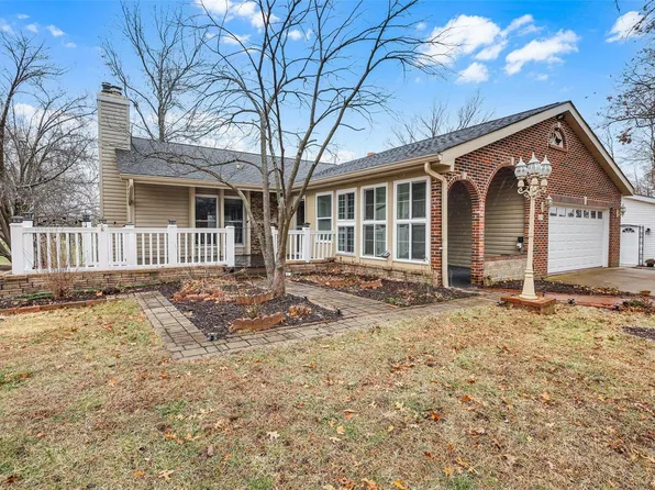 818 Briarwood Ct, Lake Saint Louis, MO 63367