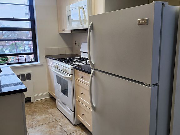 5th image of 510 Riverdale Ave #4D