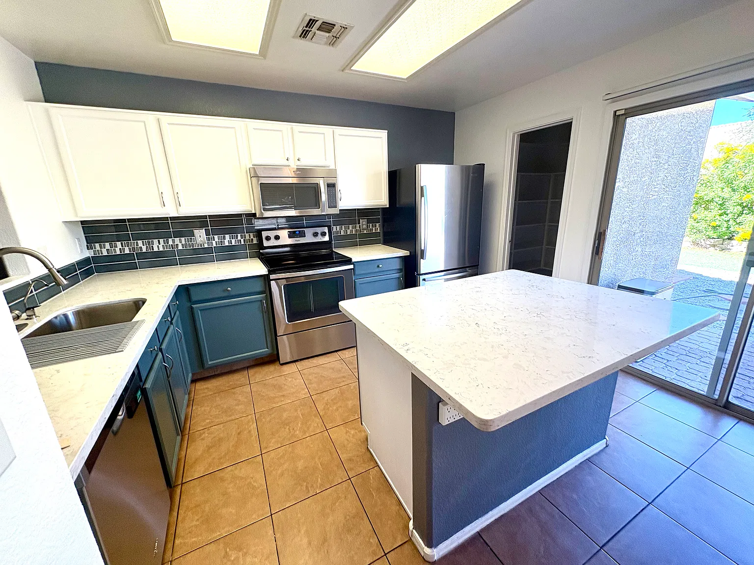 4 bed, 1656 sqft, $2,425 — Photo 3