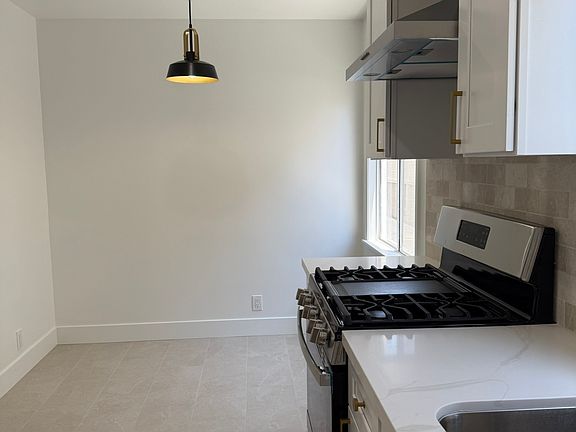 3rd image of 11610 Oxnard St #6