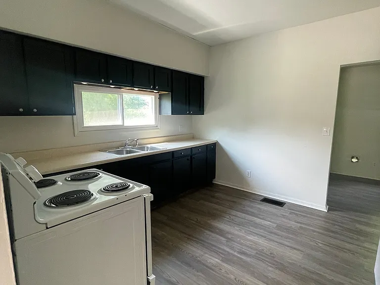 1064 S Central Ave — Photo 2
