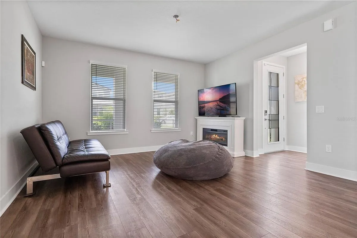 4 bed, 2.5 bath, 2062 sqft, $3,295 — Photo 3