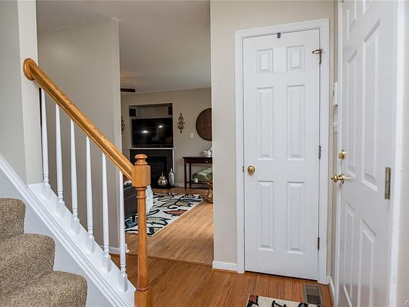 5th image of 8198 Horsham Dr