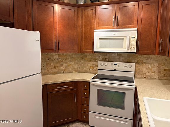 3rd image of 1680 E AUGUSTA Avenue