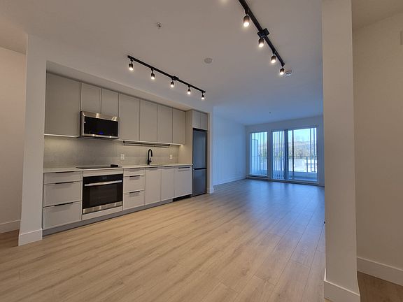 3rd image of 3055 Murray St #301