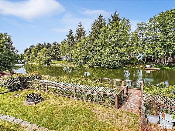 3rd image of 792 Island Circle SE