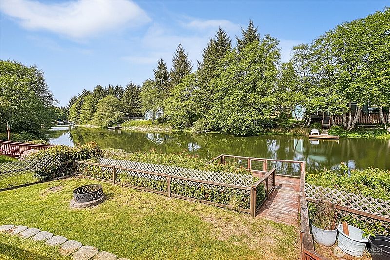 3rd image of 792 Island Circle SE