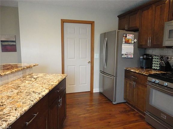 5th image of 6301 Oak Tree Dr