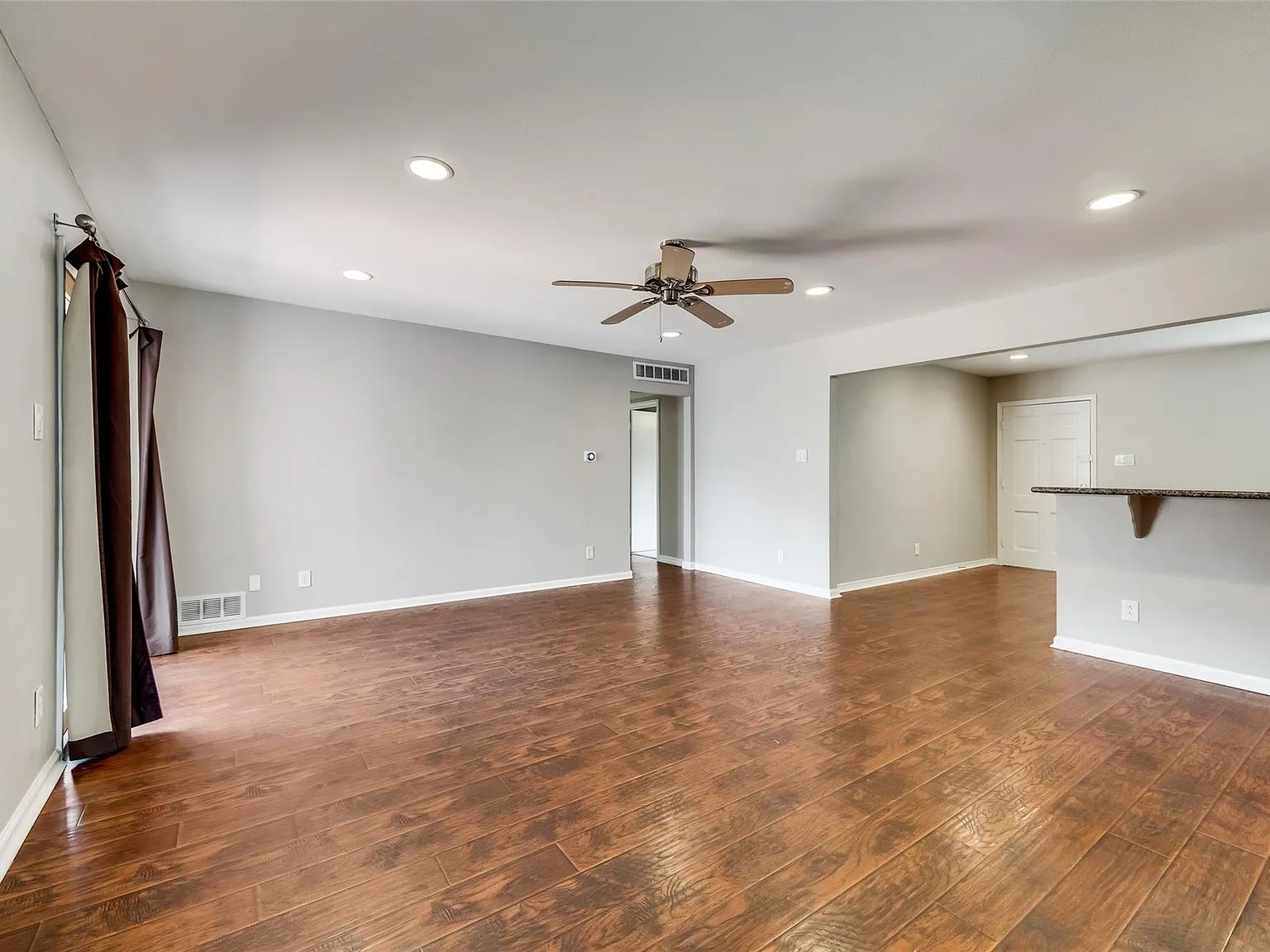 4 bed, 1924 sqft, $3,395 — Photo 3